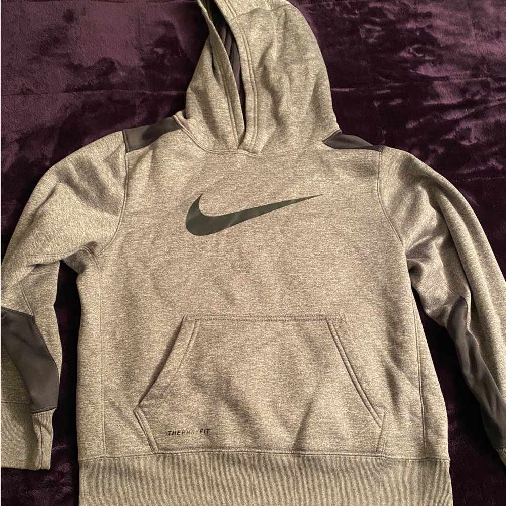 Nike Thermafit hooded pull over sweatshirt.
Gray w/ black logo size Ymedium